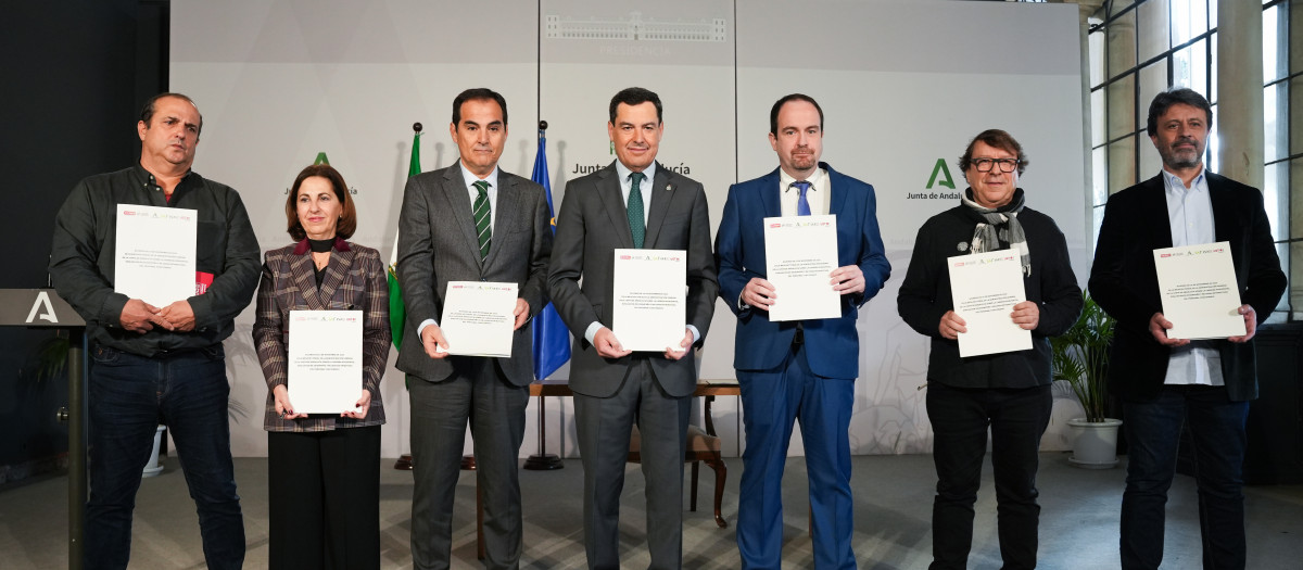 El presidente de la Junta, Juanma Moreno, posa con los representantes de los sindicatos de la mesa sectorial