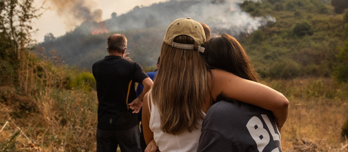 Vecinos ven el avance del incendio en Molinaseca, León