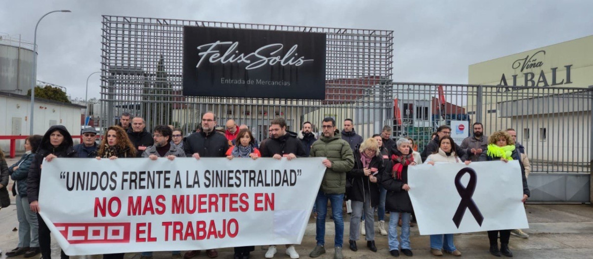 Concentración sindical a las puertas de la empresa Félix Soliss.

REMITIDA / HANDOUT por CCOO
Fotografía remitida a medios de comunicación exclusivamente para ilustrar la noticia a la que hace referencia la imagen, y citando la procedencia de la imagen en la firma
26/1/2026