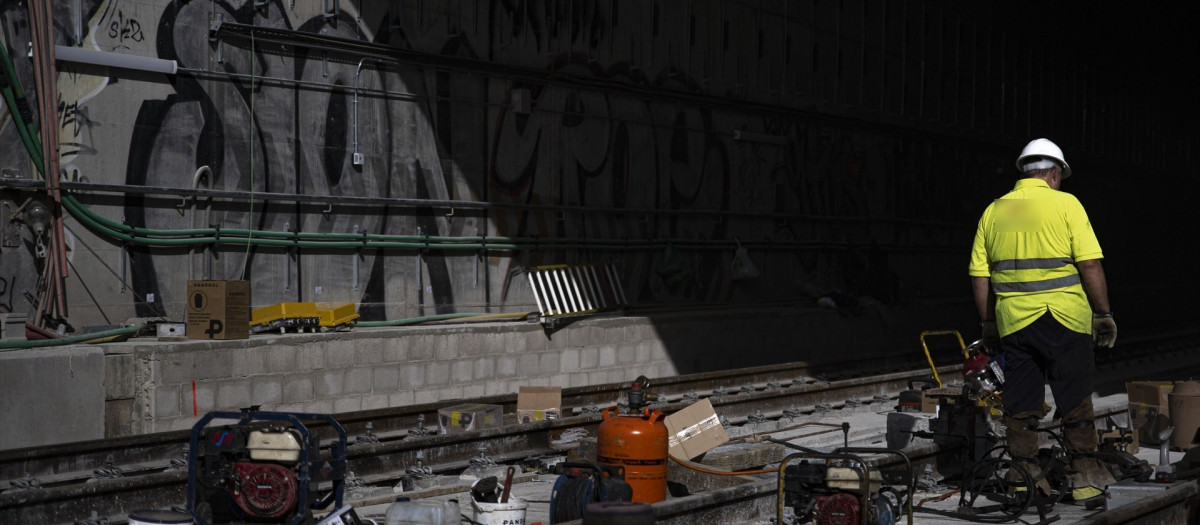 Personal ferroviario en las obras ferroviarias de la estación de AVE de Sagrera-Sant Andreu, a 25 de octubre de 2022, en Barcelona