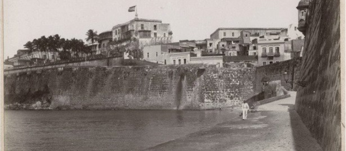 Puerta de San Juan, Puerto Rico. En la foto de 1897 se puede apreciar la bandera de España