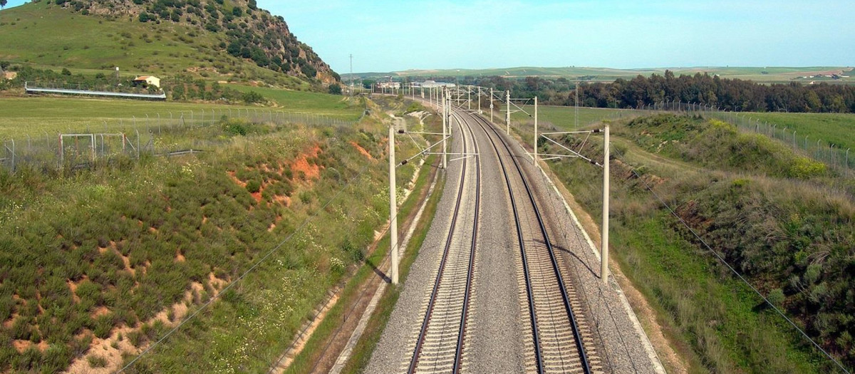 Vías de alta velocidad a su paso por Almodóvar del Río (Córdoba)