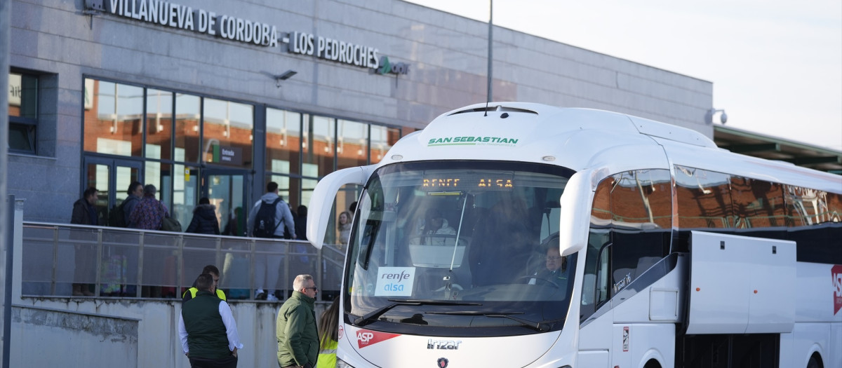 (Foto de ARCHIVO) Imagen de autobuses en la estación de Villanueva de Córdoba-Los Pedroches desde donde Renfe tiene previsto el trasbordo de pasajeros por carretera hasta Córdoba. A 19 de enero de 2026, en Villanueva de Córdoba (Andalucía, España). Renfe activará a partir de este martes, 20 de enero, un Plan Alternativo de Transporte para garantizar la movilidad de las personas afectadas por el accidente de Adamuz (Córdoba), que se extenderá mientras permanezca interrumpida la circulación de la línea de alta velocidad entre Madrid y Andalucía.

Joaquín Corchero / Europa Press
20/1/2026
