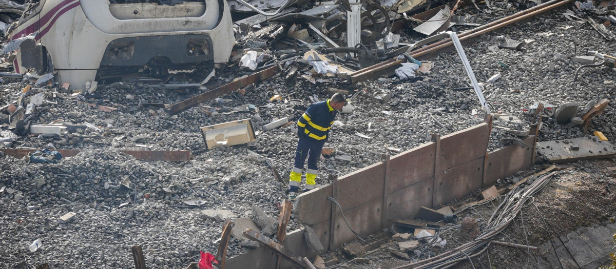 Un trabajados inspecciona la zona.