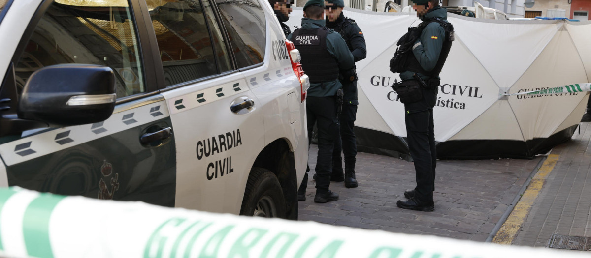 Imagen del dispositivo de la Guardia Civil desplegado en el domicilio en el que se perpetró el crimen