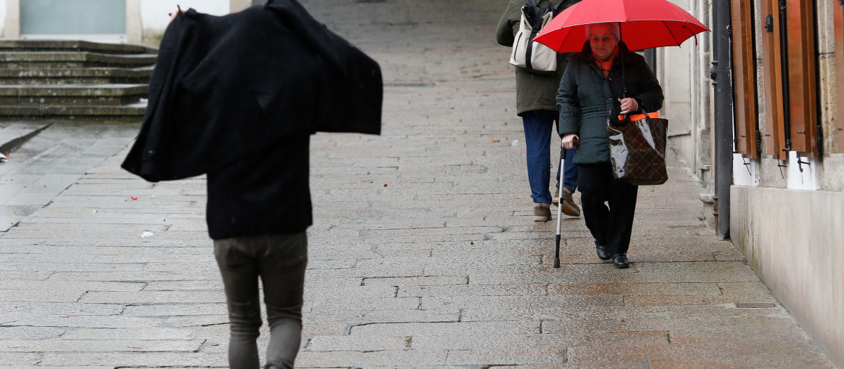 (Foto de ARCHIVO)
Varias personas caminan en Viveiro, a 8 de enero de 2025, en Viveiro, Lugo, Galicia (España). Durante esta mañana de miércoles, Galicia ha registrado vientos de más de 150 kilómetros por hora, en concreto, el valor máximo, según Meteogalicia, se ha contabilizado en Penedo do Galo, en Viveiro (Lugo), con 152,1 km/h a las 7.20 horas. Meteogalicia espera una tarde "algo más tranquila" tras el paso del frente, aunque las rachas de viento seguirán siendo fuertes en el norte de las provincias de A Coruña y de Lugo y en zonas altas.

Carlos Castro / Europa Press
08 ENERO 2025;CLIMA;LLUVIA;VIENTO;METEOROLOGÍA;METEO;TEMPORAL;CAPUCHA
08/1/2025