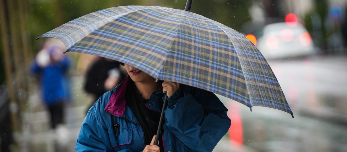 La zona de Grazalema, en Cádiz, permanecerá bajo aviso naranja desde las 09,00 hasta las 21,00 horas, con una precipitación acumulada prevista de 80 l/m2 en doce horaso amarillo por lluvias y tormentas se declara en Huelva, en Sevilla, Cádiz y Córdoba.

María José López / Europa Press
13/11/2025