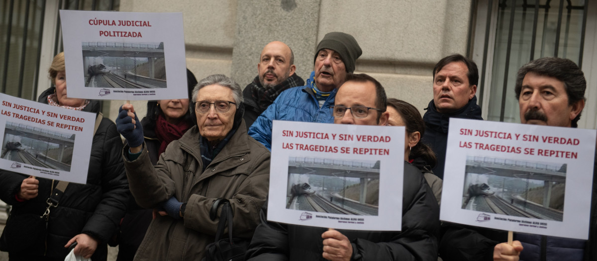 Varias personas durante la concentración en rechazo a la absolución del exdirector de seguridad de Adif tras el accidente de Angrois, a 26 de enero de 2026, en Madrid (España). El accidente ferroviario de Angrois, en 2013, dejó 80 muertos y más de 140 heridos al descarrilar un tren Alvia a la entrada de Santiago de Compostela. Ahora, la Audiencia de A Coruña ha absuelto al exdirector de Seguridad de Adif y mantiene al maquinista como único condenado por imprudencia profesional grave.

Fernando Sánchez / Europa Press
26/1/2026