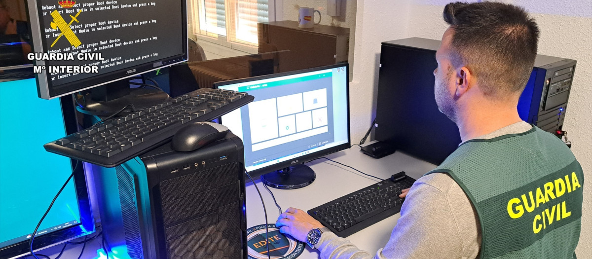 (Foto de ARCHIVO)
Agente de la Guardia Civil.

REMITIDA / HANDOUT por GUARDIA CIVIL
Fotografía remitida a medios de comunicación exclusivamente para ilustrar la noticia a la que hace referencia la imagen, y citando la procedencia de la imagen en la firma
24/4/2024