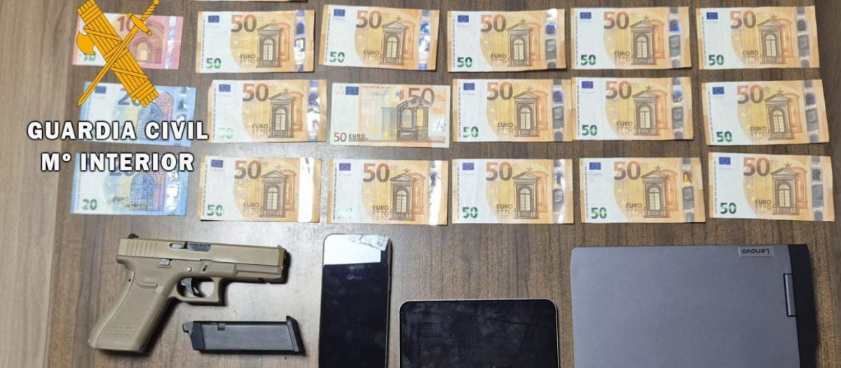 Dinero, armas y efectos aprehendidos por la Guardia Civil.

REMITIDA / HANDOUT por GUARDIA CIVIL
Fotografía remitida a medios de comunicación exclusivamente para ilustrar la noticia a la que hace referencia la imagen, y citando la procedencia de la imagen en la firma
27/1/2026