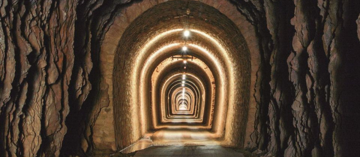 El largo túnel del desmantelado ferrocarril de vía estrecha Fuente del Arco-San Quintín es hoy por hoy el único acceso rodado para llegar al poblado minero del Horcajo