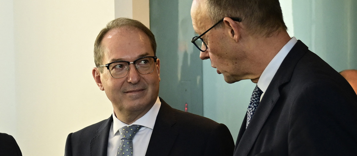 El ministro del Interior alemán, Alexander Dobrindt, junto al canciller Friedrich Merz