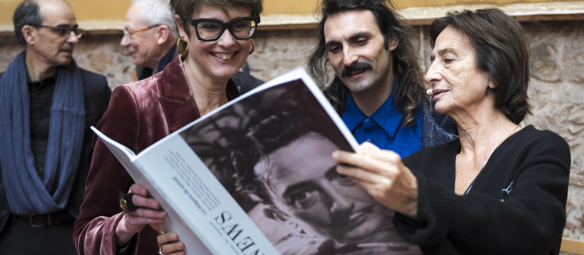 La directora de los Museos Dalinianos, Montse Aguer (i), y la académica Victoria Cirlot (d), durante la presentación del diario 'Dalí News'