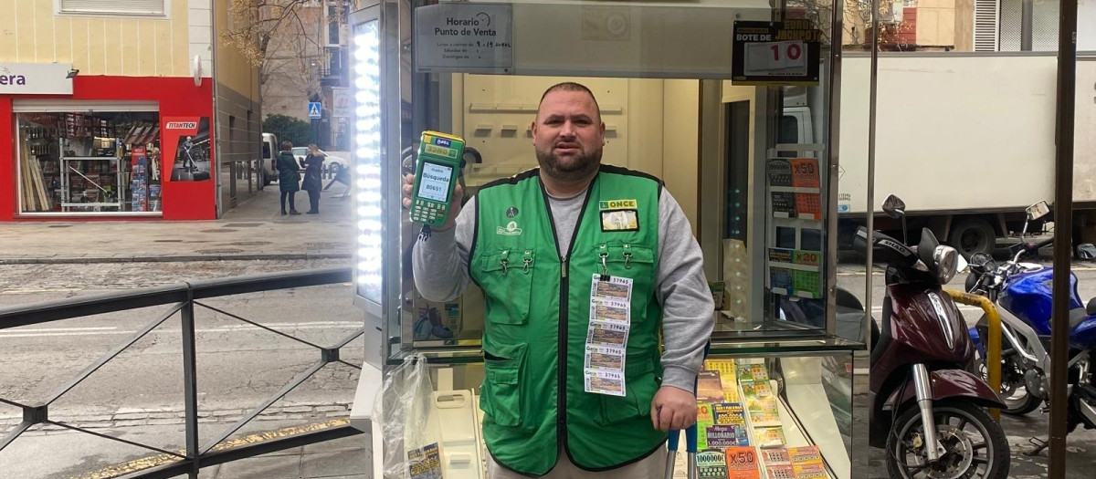 El vendedor de la ONCE de Granada Francisco Manuel Jiménez


REMITIDA / HANDOUT por ONCE
Fotografía remitida a medios de comunicación exclusivamente para ilustrar la noticia a la que hace referencia la imagen, y citando la procedencia de la imagen en la firma
27/1/2026