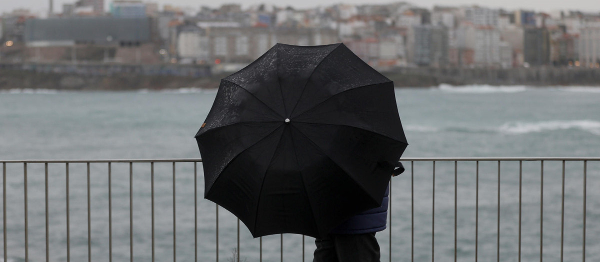 Un hombre por La Coruña durante el paso de la borrasca Joseph