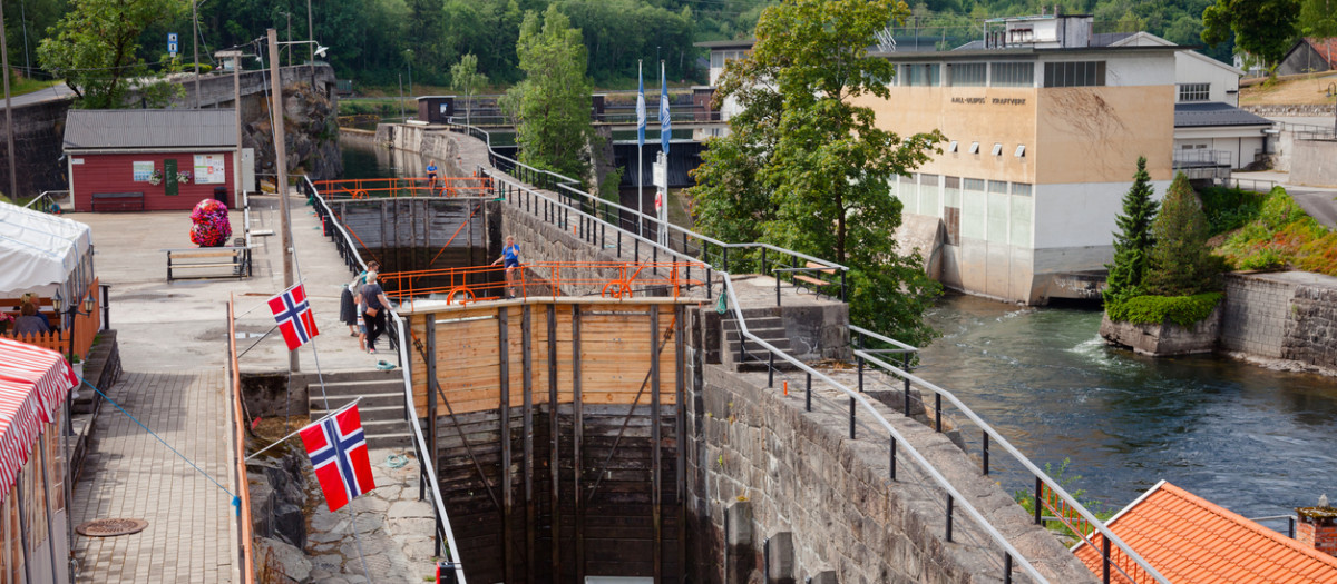 Esclusa de Ulefoss y central eléctrica en el canal de Telemark que conecta Skien con Dalen