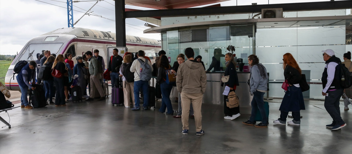 (Foto de ARCHIVO)
Pasajeros de trenes Renfe efectúan el embarque con regularidad tras el robo de cable de línea efectuado el pasado 4 de mayo, a 5 de mayo de 2025, en Toledo, Castilla-La Mancha (España). Renfe ha aumentado a 30 los trenes afectados con 10.700 viajeros que han quedado paralizados o han llegado con demora a su lugar de destino por el robo de cable de línea de alta velocidad Madrid-Sevilla que se ha producido en cuatro puntos diferentes a su paso por la provincia de Toledo.

Juanma Jiménez / Europa Press
05/5/2025