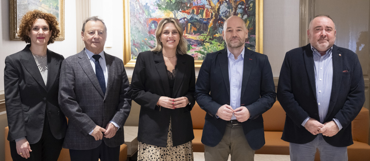 Marta Barrachina en la reunión con representantes de Ascer