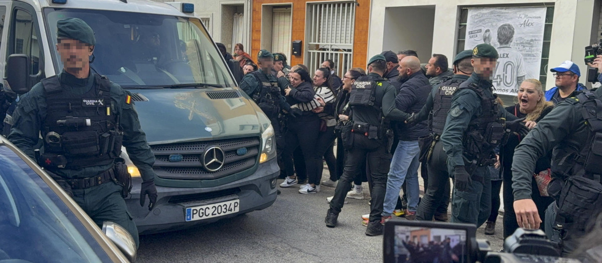 Imagen de la llegada del arrestado al Juzgado de Sueca para declarar ante el juez.