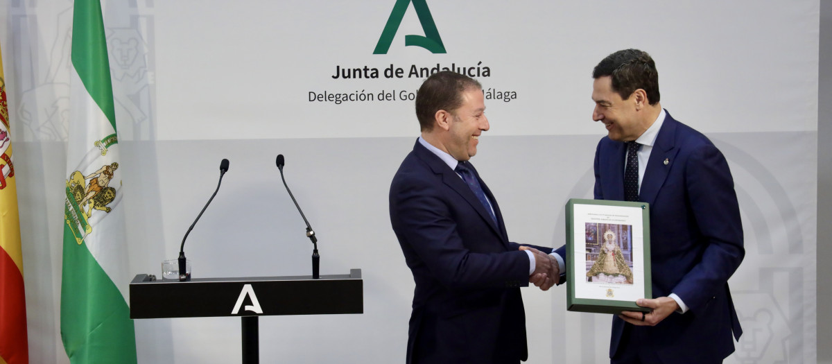 El hermano mayor de la Esperanza de Málaga hace entrega de una imagen de la Virgen al presidente de la Junta, Juanma Moreno