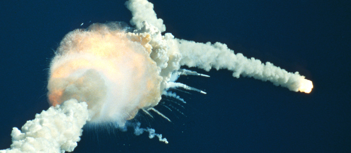 Imagen televisada del Accidente del Transbordador espacial Challenger, desintegrándose a 73 segundos de su lanzamiento y provocando la muerte de los siete miembros de la tripulación