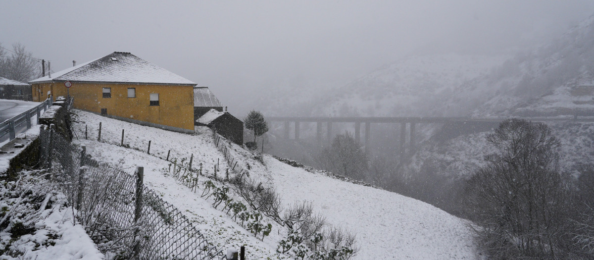 Nieve en la localidad de El Castro (León), limítrofe con Galicia