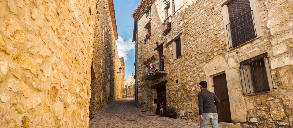Calle medieval en el pueblo de Culla (Castellón)