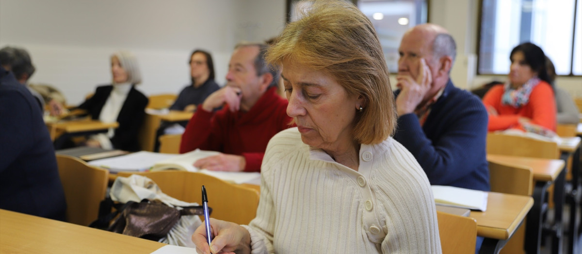 Estudiantes de la Vniversitas Senioribvs CEU Fernando III.

REMITIDA / HANDOUT por VNIVERSITAS SENIORIBVS CEU FERNANDO III
Fotografía remitida a medios de comunicación exclusivamente para ilustrar la noticia a la que hace referencia la imagen, y citando la procedencia de la imagen en la firma
27/1/2026