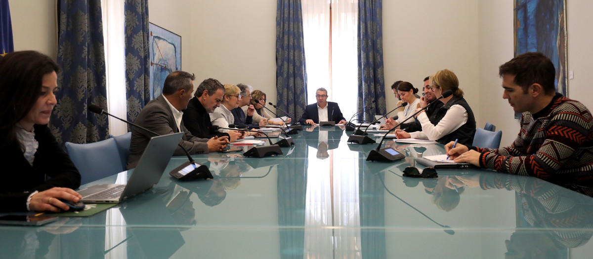 Imagen de Toni Pérez presidiendo el Consejo Rector del Patronato Provincial de Turismo  de la Diputación de Alicante