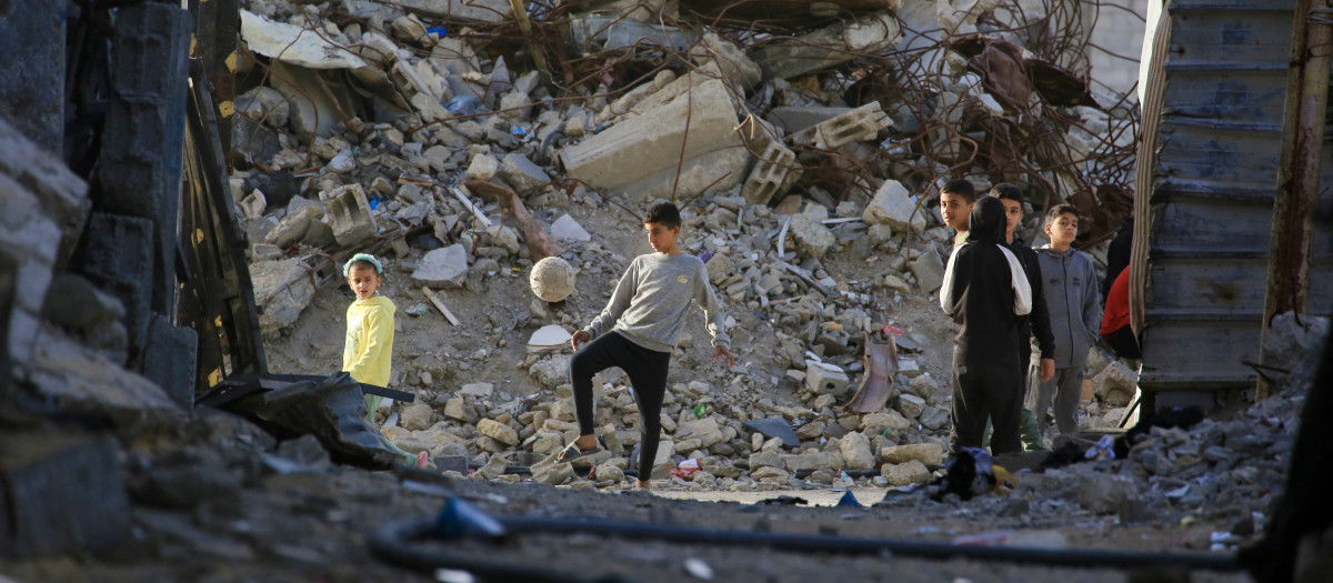 Varios niños juegan entre las ruinas de edificios del sur de la franja de Gaza