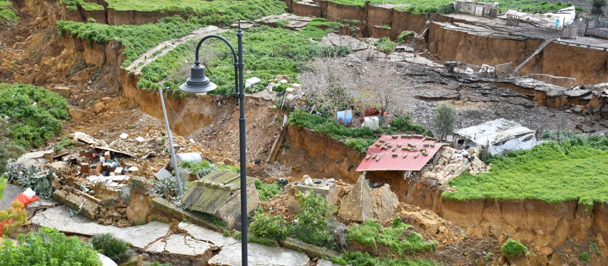 «Estábamos tranquilos en casa, almorzando. Oímos voces afuera, miramos hacia afuera y salimos corriendo», explica una mujer sobre el deslizamiento de tierra. Lo que está ocurriendo en Niscemi no se trata de un evento repentino: la frágil geología del terreno y las fuertes lluvias han reactivado un sitio que ya presentaba un alto riesgo. La misma zona sufrió un gran deslizamiento de tierra en 1997, que se reactivó parcialmente con el evento de ayer, así como otro deslizamiento de tierra hace apenas diez días. En resumen, no se trató de un evento repentino e inesperado: la zona era frágil, ya parcialmente afectada por deslizamientos de tierra anteriores, y se consideraba de alto riesgo.