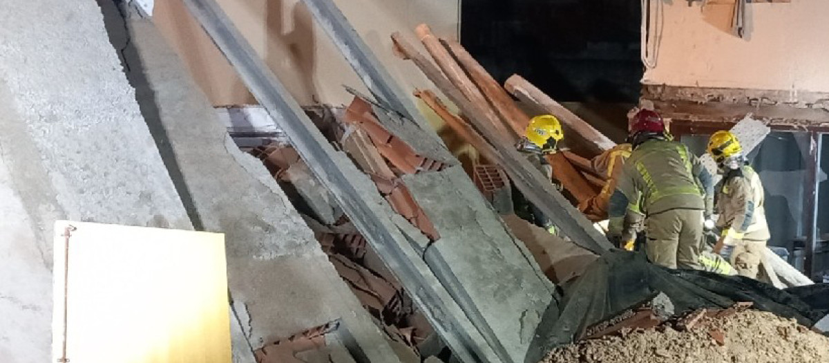 Los Bomberos trabajan en la casa colapsada en Vilanova de Bellpuig (Lérida)