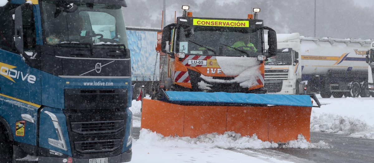 (Foto de ARCHIVO)
Vistas de Piedrafita do Cebeiro tras la nevada caída sobre la localidad, a 23 de enero de 2026, en Lugo, Galicia (España). La Xunta suspende las clases en gran parte de Lugo por la borrasca Ingrid. Las zonas de A Montaña, el sur y el centro de la provincia se encuentran bajo aviso naranja por nieve

Carlos Castro / Europa Press
23/1/2026