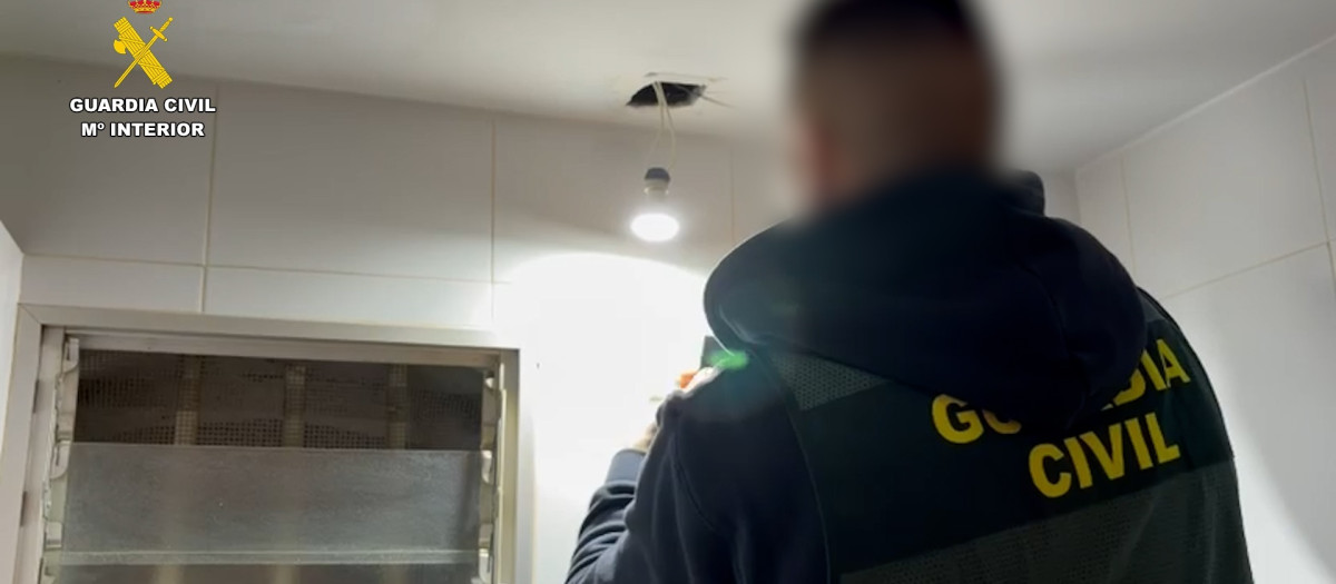 Imagen de la Guardia Civil en la puerta del bar donde se han encontrado las cámaras