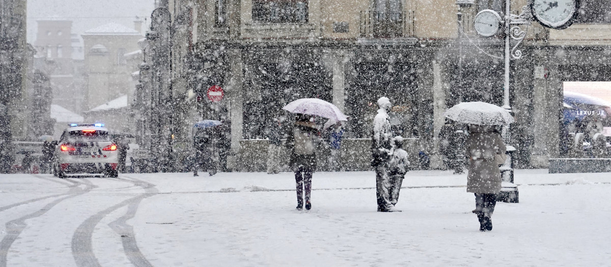 Una fuerte nevada cae sobre las calles de León, este miércoles