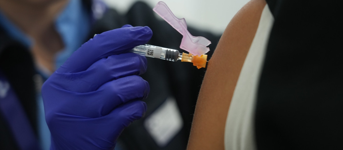 Una persona se vacuna en Bilbao, Vizcaya