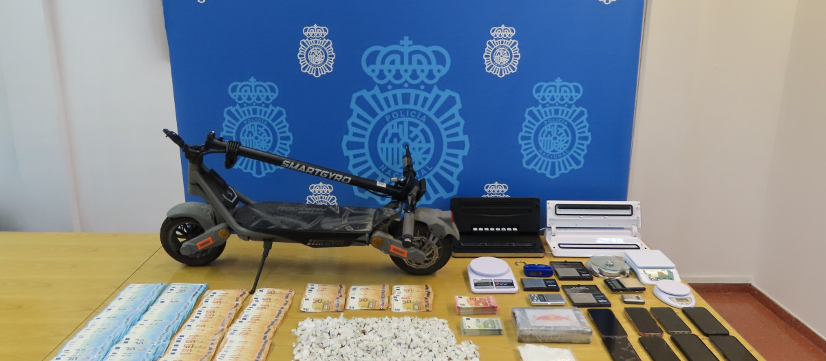 Cocaína y dinero intervenido tras desarticular la red criminal

REMITIDA / HANDOUT por POLICÍA NACIONAL
Fotografía remitida a medios de comunicación exclusivamente para ilustrar la noticia a la que hace referencia la imagen, y citando la procedencia de la imagen en la firma
28/1/2026