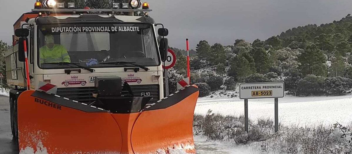 (Foto de ARCHIVO)
Ndp Y Fotos. El Operativo Especial De Vialidad Invernal De La Diputación Normaliza Progresivamente La Situación De La Red Provincial De Carreteras

REMITIDA / HANDOUT por DIPUTACIÓN DE ALBACETE
Fotografía remitida a medios de comunicación exclusivamente para ilustrar la noticia a la que hace referencia la imagen, y citando la procedencia de la imagen en la firma
23/12/2025