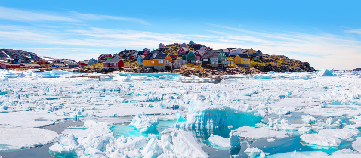 Vista panorámica del colorido pueblo de Kulusuk en el este de Groenlandia