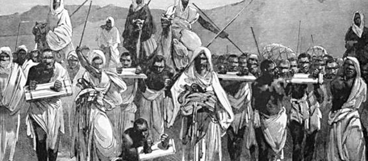 Un grabado europeo del siglo XIX de una caravana árabe de comercio de esclavos que transportaba esclavos africanos a través del Sahara
