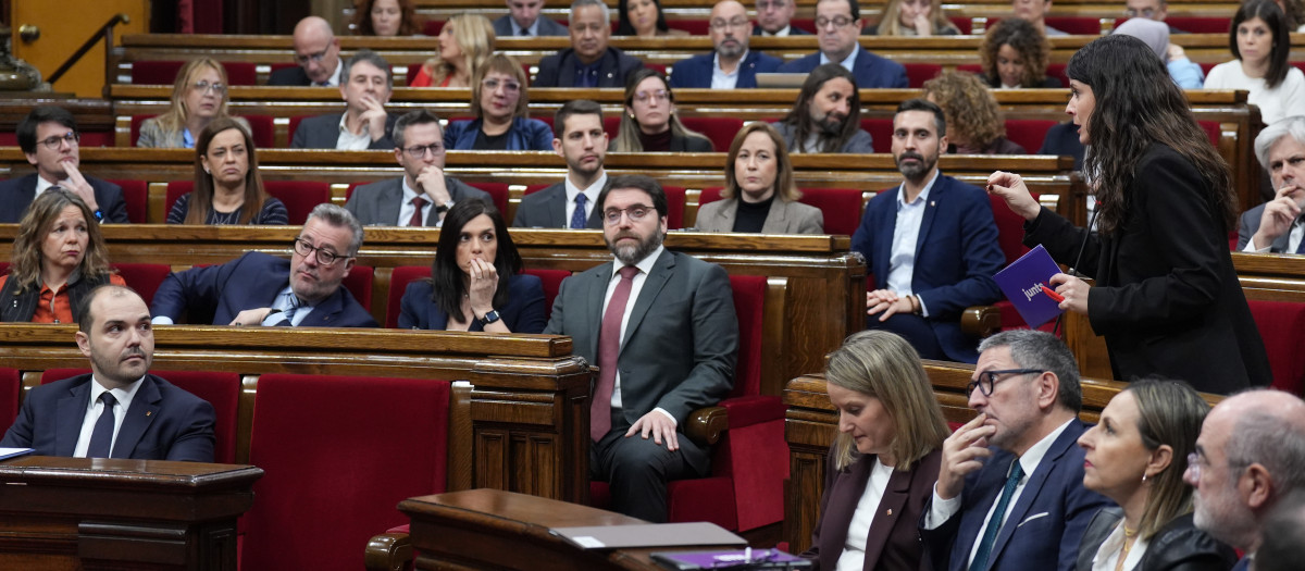 La diputada de Junts Mónica Sales interviene durante una sesión de control, en el Parlament de Cataluña, a 28 de enero de 2026, en Barcelona, Cataluña (España).