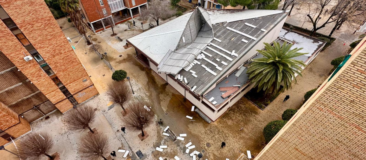 Parroquia Virgen del Camino, con el techo destrozado por el viento
