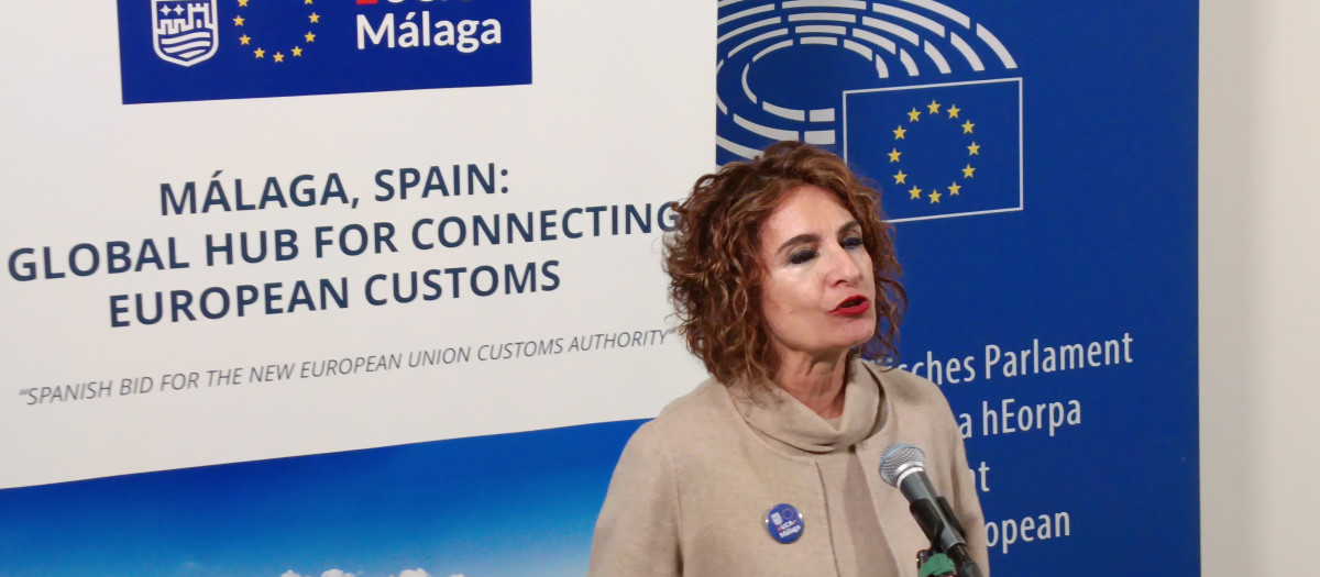 Montero atiende a los medios de comunicación