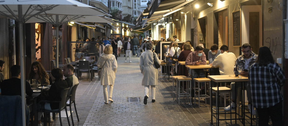(Foto de ARCHIVO)
Terrazas de bares de A Coruña el mismo día en que entran en vigor nuevas medidas en la hostelería gallega, a 8 de mayo de 2021, en A Coruña, Galicia, (España). Tras el fin del estado de alarma, a partir de las 00.00 del día 9 de mayo, en Galicia las cafeterías podrán abrir hasta las 23:00 horas, frente a las 21:00 horas, y los restaurantes hasta las 01:00 horas, mientras que hasta ahora tenían que cerrar a las 23:00 horas. La licencia de restaurante, la garantía de la calidad del aire, la cita previa, y el registro de clientes siguen siendo necesarios.

M. Dylan / Europa Press
08/5/2021