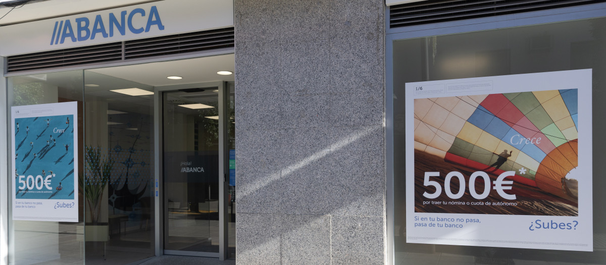 Exterior de una oficina bancaria de Abanca
