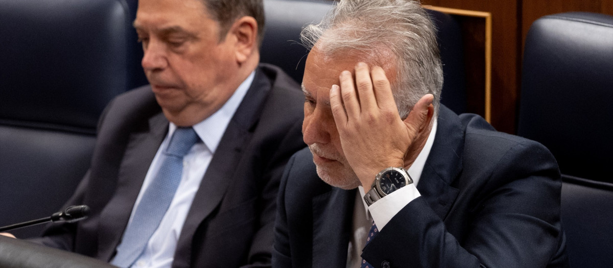 (Foto de ARCHIVO)
(I-D) El ministro de Agricultura, Pesca y Alimentación, Luis Planas, el ministro de Política Territorial y Memoria Democrática, Ángel Víctor Torres, durante un pleno en el Congreso de los Diputados, a 19 de febrero de 2025, en Madrid (España). La vicepresidenta primera y ministra de Hacienda, María Jesús Montero, protagoniza el Pleno del Congreso tras el choque con el Ministerio de Trabajo, por la tributación del salario mínimo interprofesional (SMI). La dirigente socialista, que hace una semana fue baja de última hora por una baja médica, tendrá que hacer frente ahora a las preguntas pendientes y las nuevas presentadas de PP, Vox, Junts y Podemos sobre la política fiscal del Ejecutivo.

Eduardo Parra / Europa Press
19 FEBRERO 2025;SMI;MONTERO;CONGRESO;PLENO;TRABAJO
19/2/2025