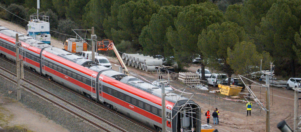Trabajadores realizan tareas de retirada de los vagores en el punto de las vías donde tuvo lugar el accidente de trenes de Adamuz
