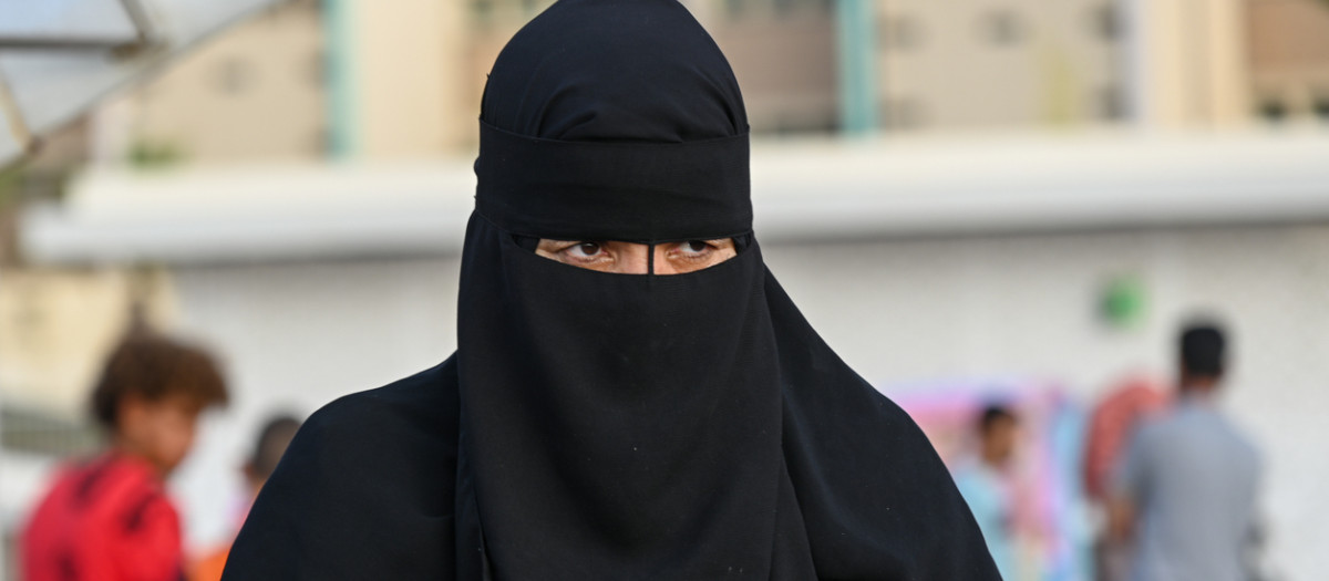 Un niqab es un velo que cubre el rostro y que usan algunas mujeres musulmanas como parte de su vestido hiyab