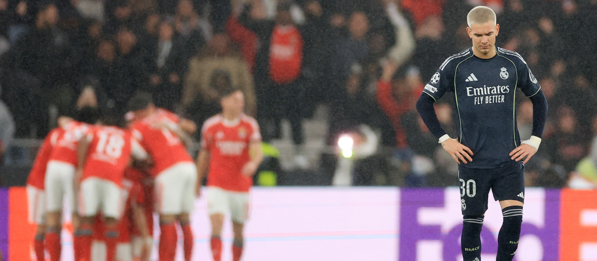 Franco Mastantuono lamenta un gol del Benfica