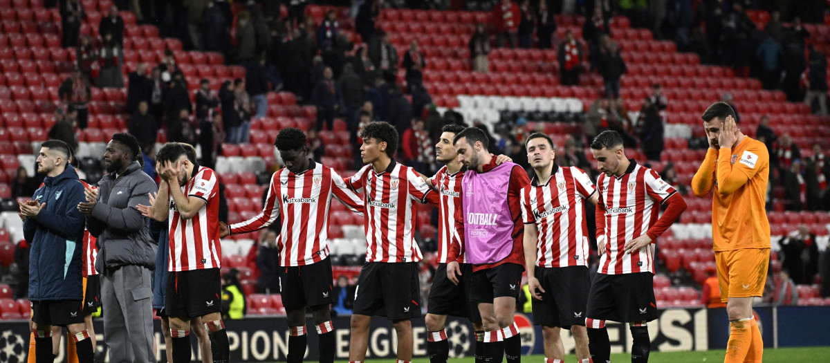 Los jugadores del Athletic lamentan la eliminación en la Champions